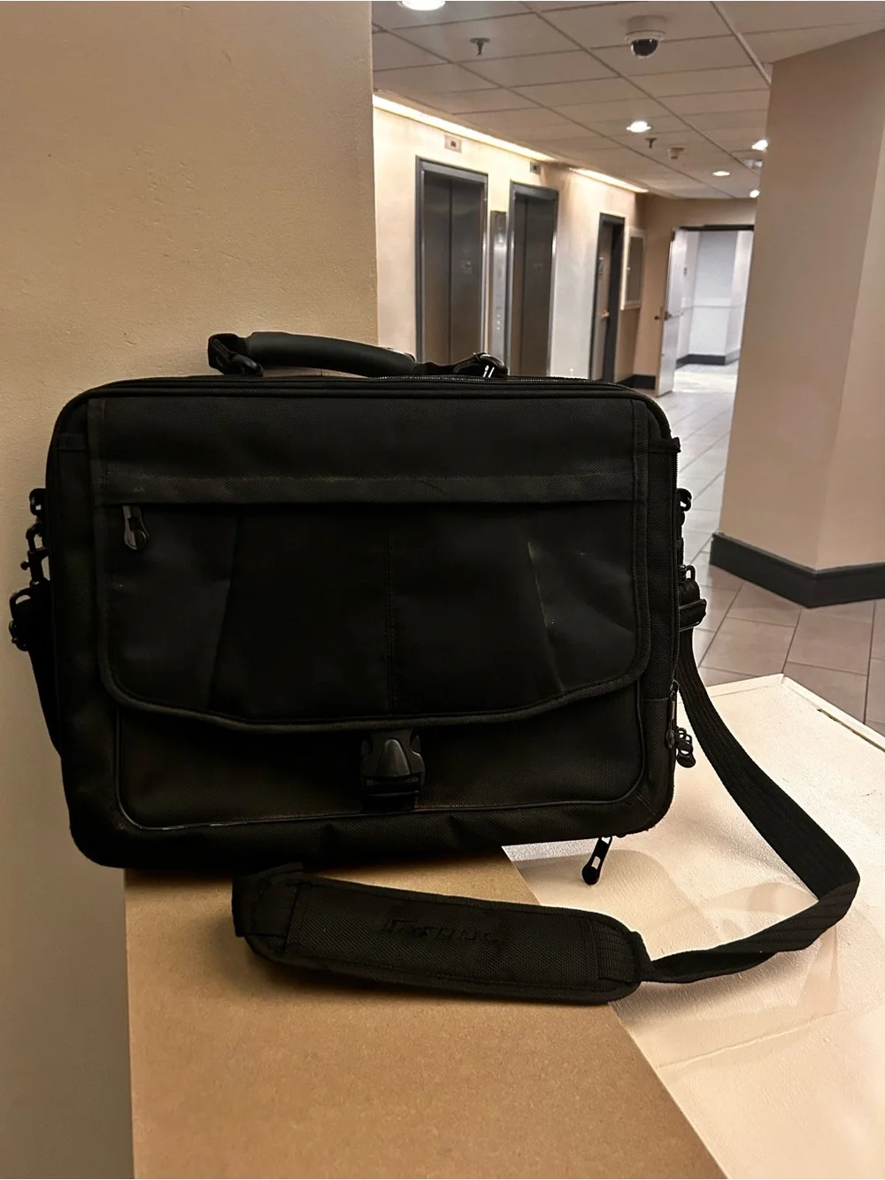 Men's Black Laptop Messenger Bag with Adjustable Shoulder Strap Vargus